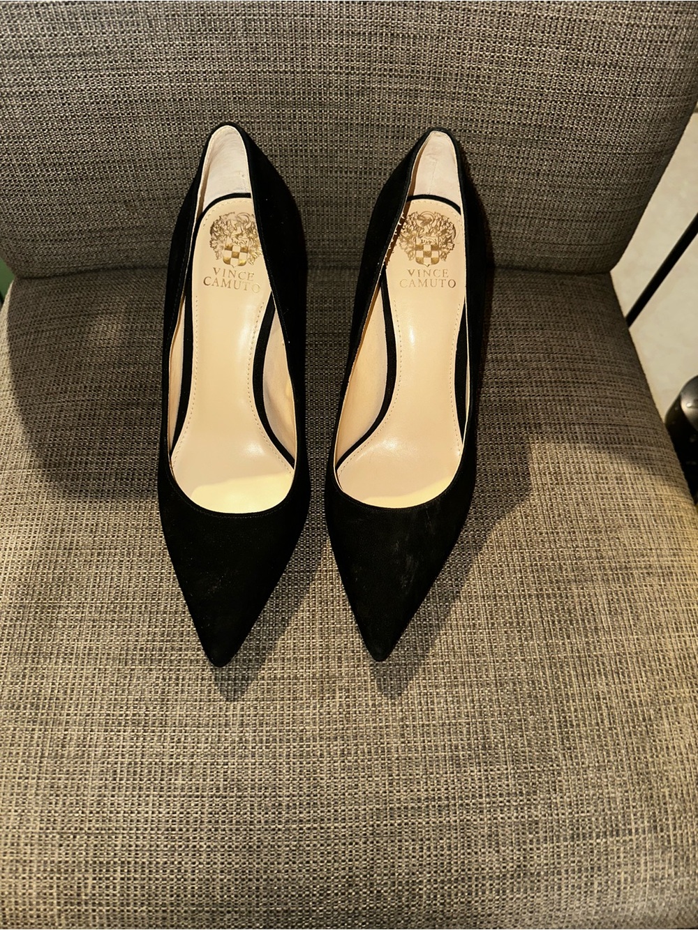 VINCE CAMUTO “Ableen” black suede pumps 10